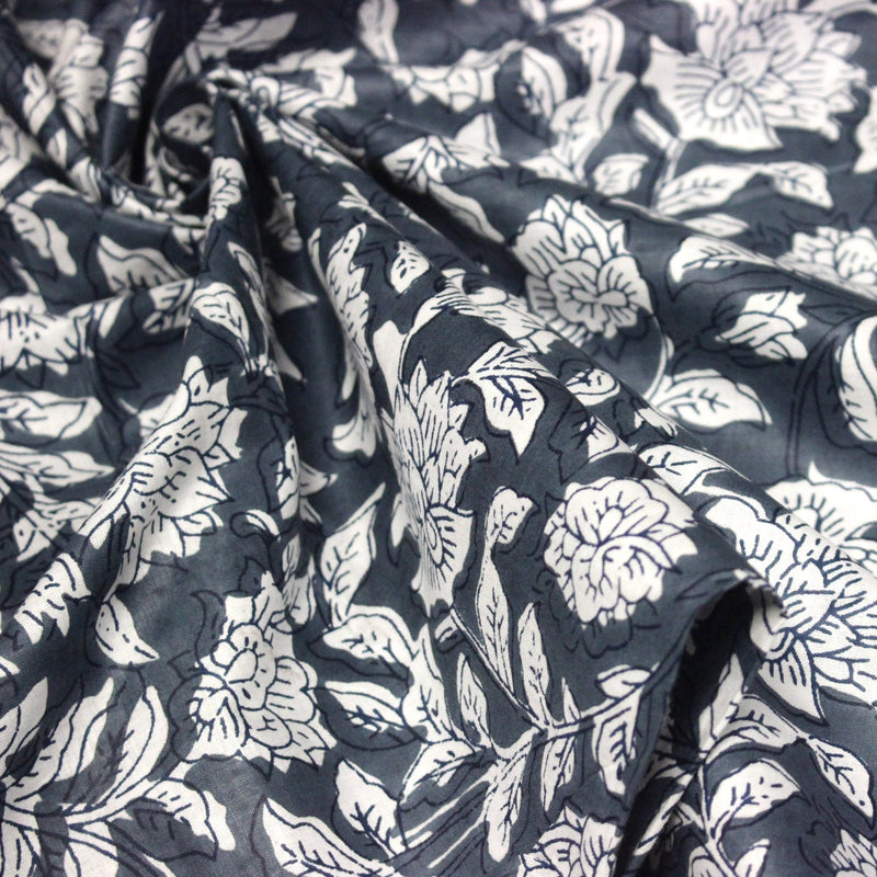 Tissu coton fin imprimé INDIENNES, fleurs traditionnelles blanches et fond gris - tissuspipi.com