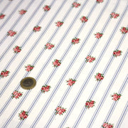 Tissu cotonnade PRIMROSE LANE, motif britannique fleuri : roses et fines rayures bleues - OEKO - TEX STANDARD 100 - tissuspipi.com