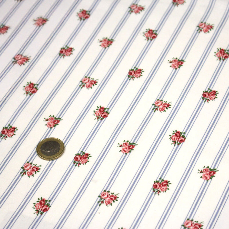 Tissu cotonnade PRIMROSE LANE, motif britannique fleuri : roses et fines rayures bleues - OEKO - TEX STANDARD 100 - tissuspipi.com