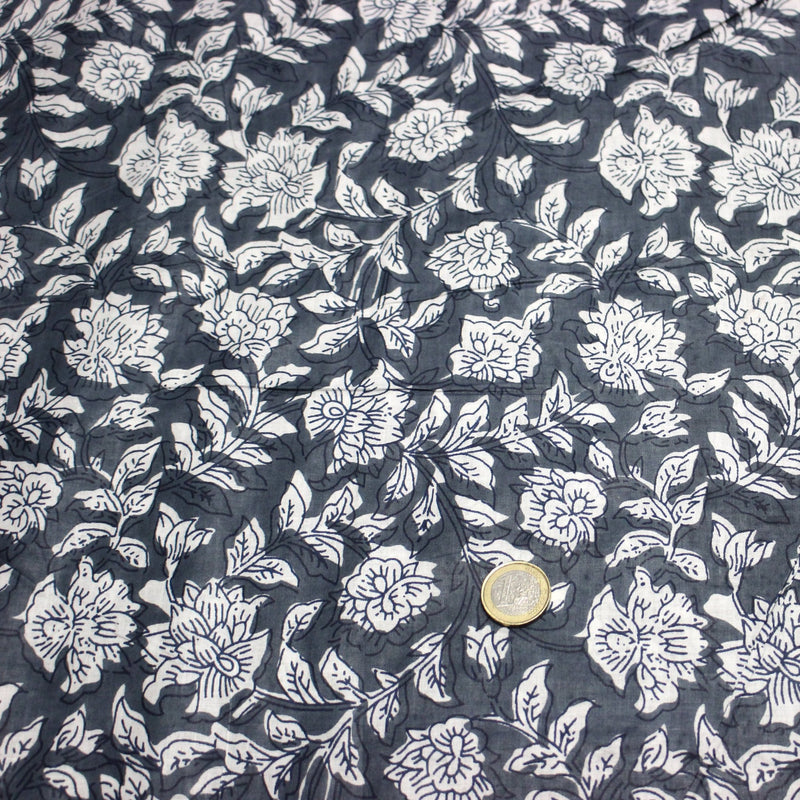 Tissu coton fin imprimé INDIENNES, fleurs traditionnelles blanches et fond gris - tissuspipi.com