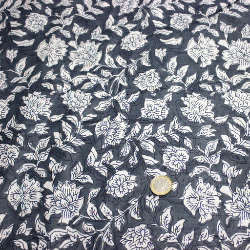 Tissu coton fin imprimé INDIENNES, fleurs traditionnelles blanches et fond gris - tissuspipi.com