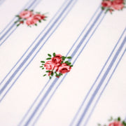 Tissu cotonnade PRIMROSE LANE, motif britannique fleuri : roses et fines rayures bleues - OEKO - TEX STANDARD 100 - tissuspipi.com