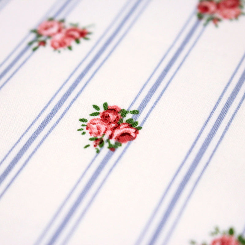 Tissu cotonnade PRIMROSE LANE, motif britannique fleuri : roses et fines rayures bleues - OEKO - TEX STANDARD 100 - tissuspipi.com