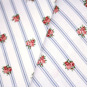 Tissu cotonnade PRIMROSE LANE, motif britannique fleuri : roses et fines rayures bleues - OEKO - TEX STANDARD 100 - tissuspipi.com