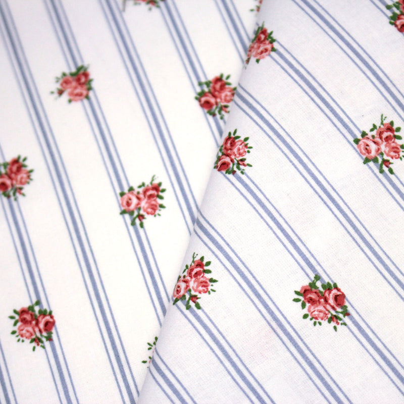 Tissu cotonnade PRIMROSE LANE, motif britannique fleuri : roses et fines rayures bleues - OEKO - TEX STANDARD 100 - tissuspipi.com
