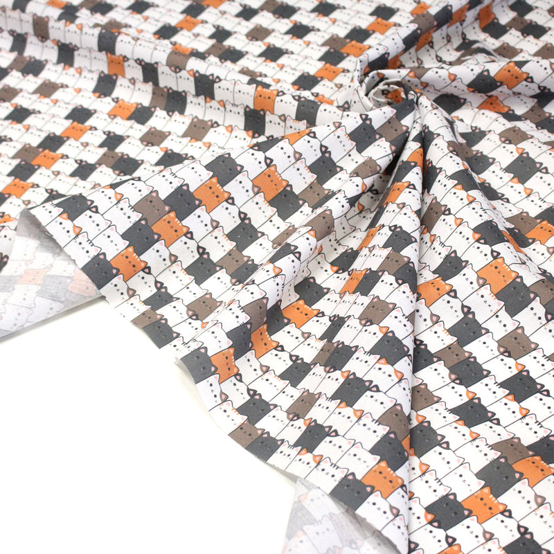 Tissu cotonnade KAWAII aux chats japonais blancs, gris et roux - OEKO - TEX - tissuspipi.com