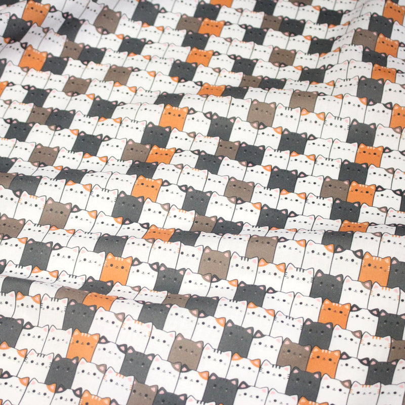 Tissu cotonnade KAWAII aux chats japonais blancs, gris et roux - OEKO - TEX - tissuspipi.com