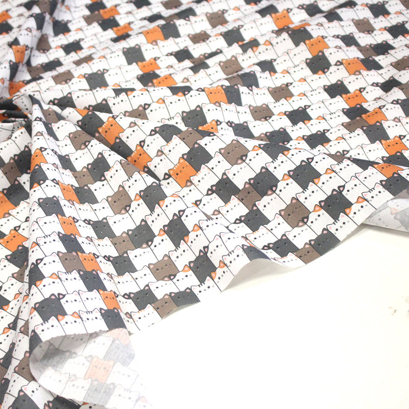 Tissu cotonnade KAWAII aux chats japonais blancs, gris et roux - OEKO - TEX - tissuspipi.com