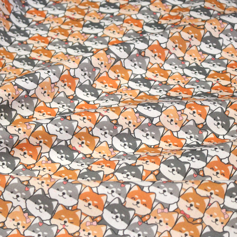 Tissu cotonnade KAWAII aux chiens japonais Shiba blancs, gris et roux, noeud papillon - OEKO - TEX - tissuspipi.com