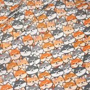 Tissu cotonnade KAWAII aux chiens japonais Shiba blancs, gris et roux, noeud papillon - OEKO - TEX - tissuspipi.com