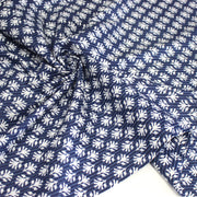 Tissu coton fin imprimé INDIENNES, fleurs blanches traditionnelles sur fond bleu rayé - tissuspipi.com