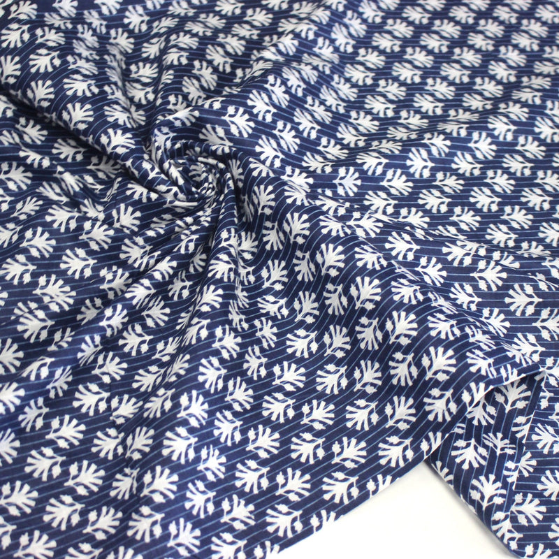 Tissu coton fin imprimé INDIENNES, fleurs blanches traditionnelles sur fond bleu rayé - tissuspipi.com