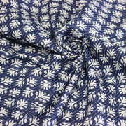 Tissu coton fin imprimé INDIENNES, fleurs blanches traditionnelles sur fond bleu rayé - tissuspipi.com