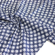 Tissu coton fin imprimé INDIENNES, fleurs blanches traditionnelles sur fond bleu rayé - tissuspipi.com