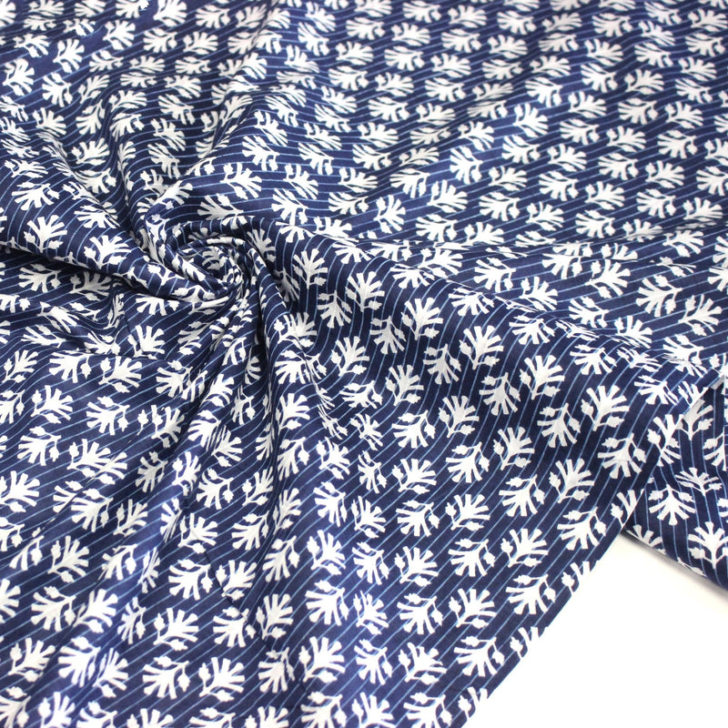 Tissu coton fin imprimé INDIENNES, fleurs blanches traditionnelles sur fond bleu rayé - tissuspipi.com