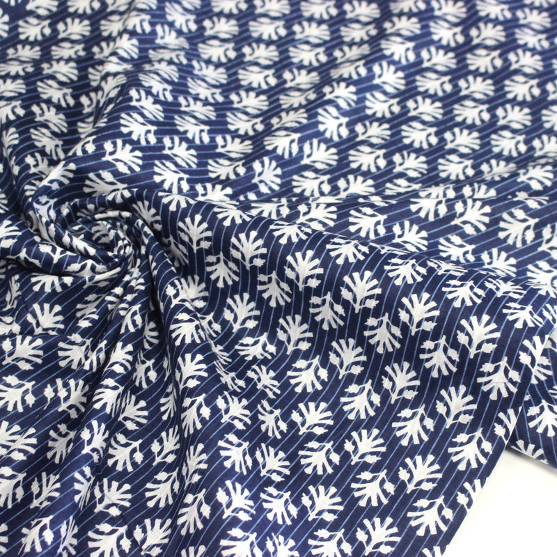 Tissu coton fin imprimé INDIENNES, fleurs blanches traditionnelles sur fond bleu rayé - tissuspipi.com