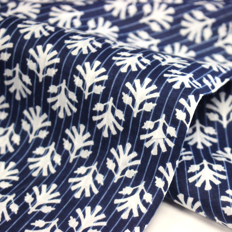 Tissu coton fin imprimé INDIENNES, fleurs blanches traditionnelles sur fond bleu rayé - tissuspipi.com