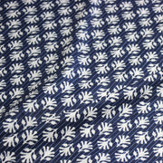 Tissu coton fin imprimé INDIENNES, fleurs blanches traditionnelles sur fond bleu rayé - tissuspipi.com