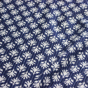 Tissu coton fin imprimé INDIENNES, fleurs blanches traditionnelles sur fond bleu rayé - tissuspipi.com