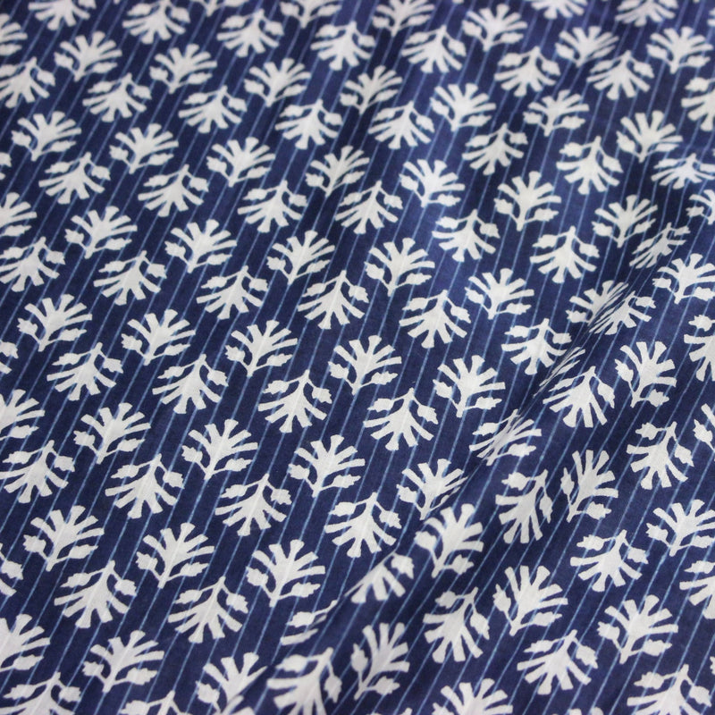 Tissu coton fin imprimé INDIENNES, fleurs blanches traditionnelles sur fond bleu rayé - tissuspipi.com