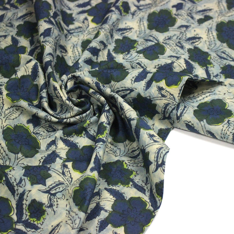Tissu coton fin imprimé INDIENNES, faux uni vert pâle, fleurs et feuilles bleu indigo et vert anglais - STANDARD 100 OEKO - TEX - tissuspipi.com
