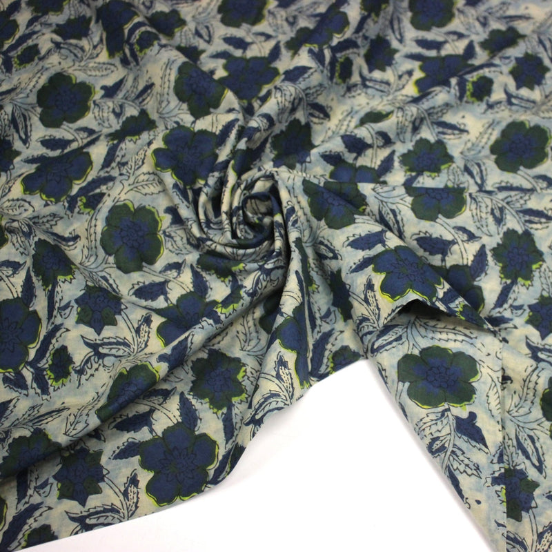 Tissu coton fin imprimé INDIENNES, faux uni vert pâle, fleurs et feuilles bleu indigo et vert anglais - STANDARD 100 OEKO - TEX - tissuspipi.com