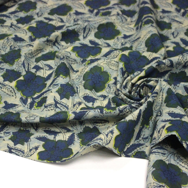 Tissu coton fin imprimé INDIENNES, faux uni vert pâle, fleurs et feuilles bleu indigo et vert anglais - STANDARD 100 OEKO - TEX - tissuspipi.com