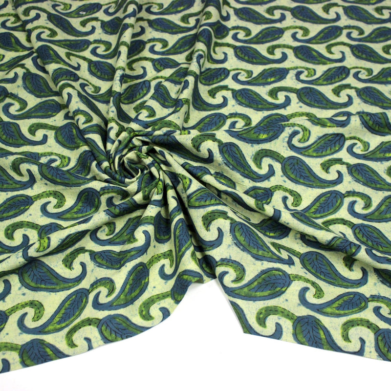 Tissu coton fin imprimé INDIENNES, vert pâle aux feuilles bleues et vertes - STANDARD 100 OEKO - TEX - tissuspipi.com