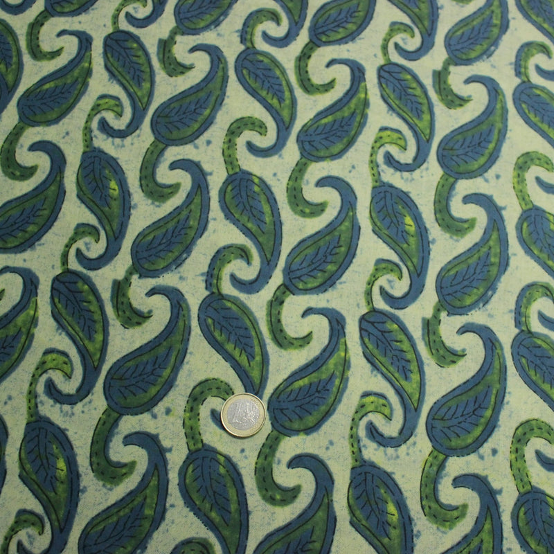 Tissu coton fin imprimé INDIENNES, vert pâle aux feuilles bleues et vertes - STANDARD 100 OEKO - TEX - tissuspipi.com