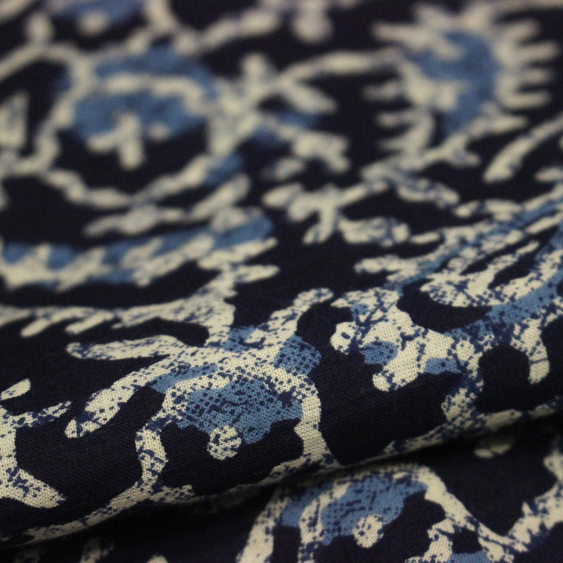 Tissu coton fin imprimé INDIENNES, bleu marine aux fleurs traditionnelles bleues et écrues - STANDARD 100 OEKO - TEX - tissuspipi.com