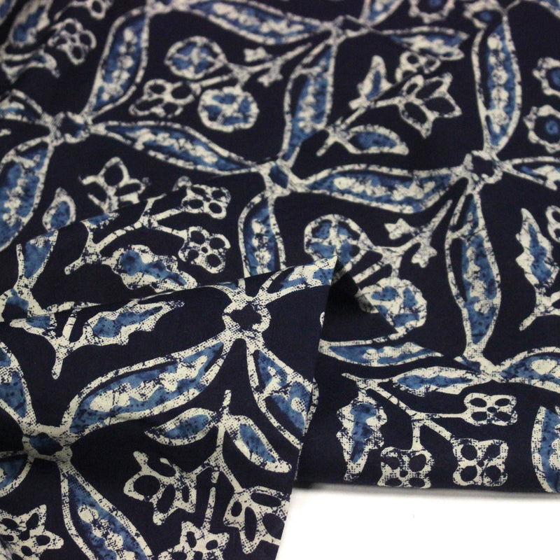 Tissu coton fin imprimé INDIENNES, bleu marine aux fleurs traditionnelles géométriques bleues et écrues - STANDARD 100 OEKO - TEX - tissuspipi.com