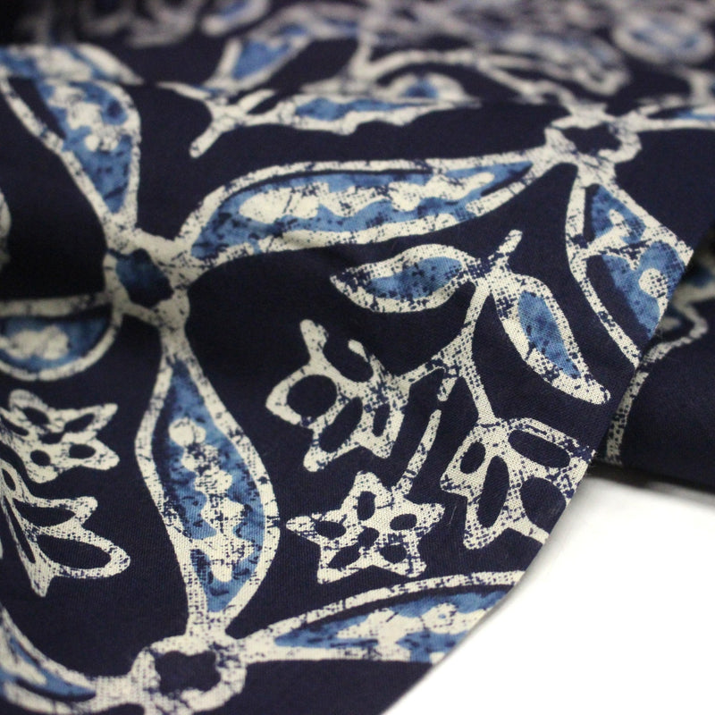 Tissu coton fin imprimé INDIENNES, bleu marine aux fleurs traditionnelles géométriques bleues et écrues - STANDARD 100 OEKO - TEX - tissuspipi.com