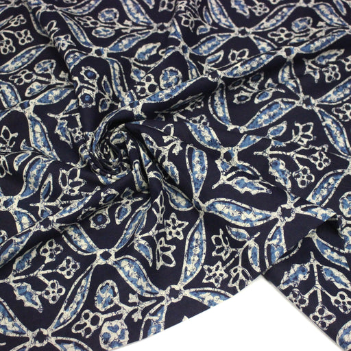 Tissu coton fin imprimé INDIENNES, bleu marine aux fleurs traditionnelles géométriques bleues et écrues - STANDARD 100 OEKO - TEX - tissuspipi.com