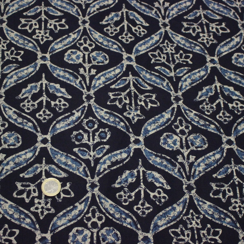 Tissu coton fin imprimé INDIENNES, bleu marine aux fleurs traditionnelles géométriques bleues et écrues - STANDARD 100 OEKO - TEX - tissuspipi.com