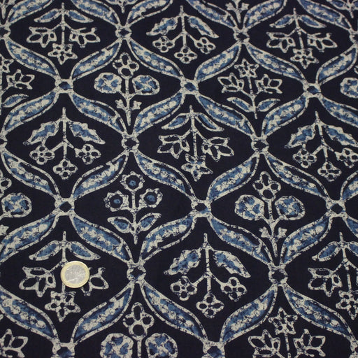 Tissu coton fin imprimé INDIENNES, bleu marine aux fleurs traditionnelles géométriques bleues et écrues - STANDARD 100 OEKO - TEX - tissuspipi.com