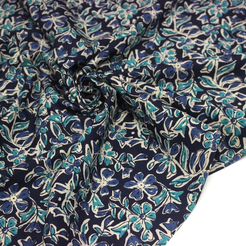 Tissu coton fin imprimé INDIENNES, fleuri traditionnel bleu écru vert, fond bleu marine - STANDARD 100 OEKO - TEX - tissuspipi.com