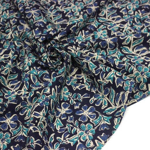 Tissu coton fin imprimé INDIENNES, fleuri traditionnel bleu écru vert, fond bleu marine - STANDARD 100 OEKO - TEX - tissuspipi.com