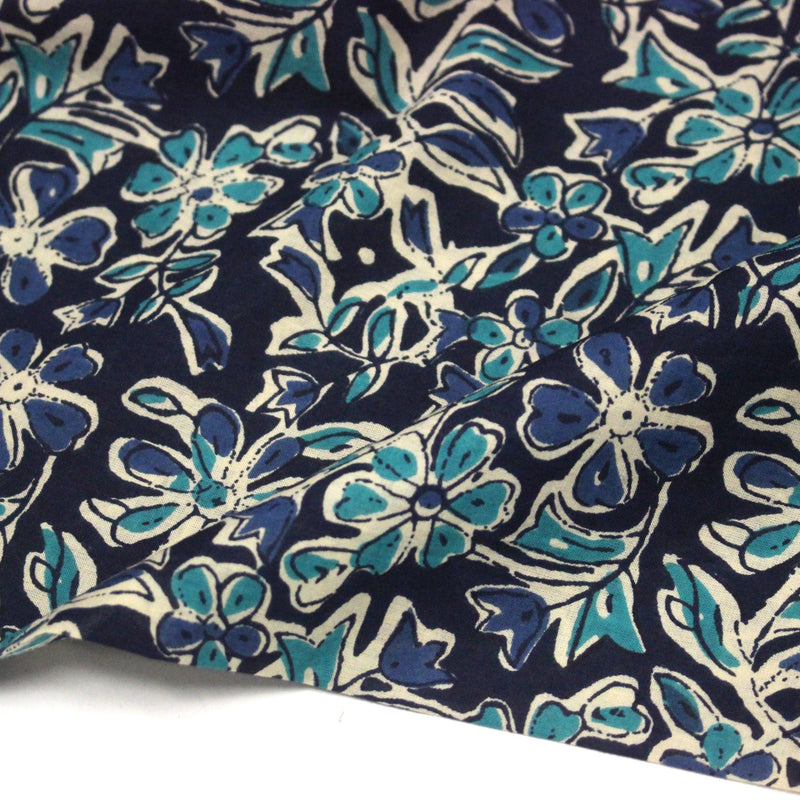 Tissu coton fin imprimé INDIENNES, fleuri traditionnel bleu écru vert, fond bleu marine - STANDARD 100 OEKO - TEX - tissuspipi.com