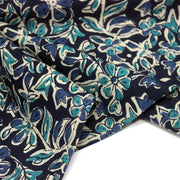 Tissu coton fin imprimé INDIENNES, fleuri traditionnel bleu écru vert, fond bleu marine - STANDARD 100 OEKO - TEX - tissuspipi.com
