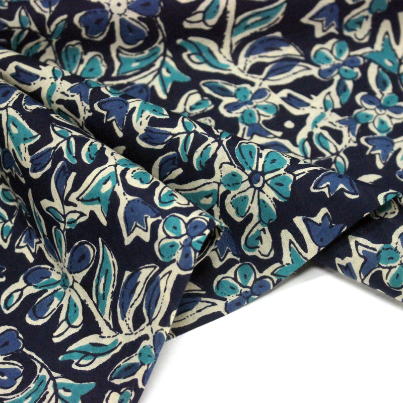 Tissu coton fin imprimé INDIENNES, fleuri traditionnel bleu écru vert, fond bleu marine - STANDARD 100 OEKO - TEX - tissuspipi.com