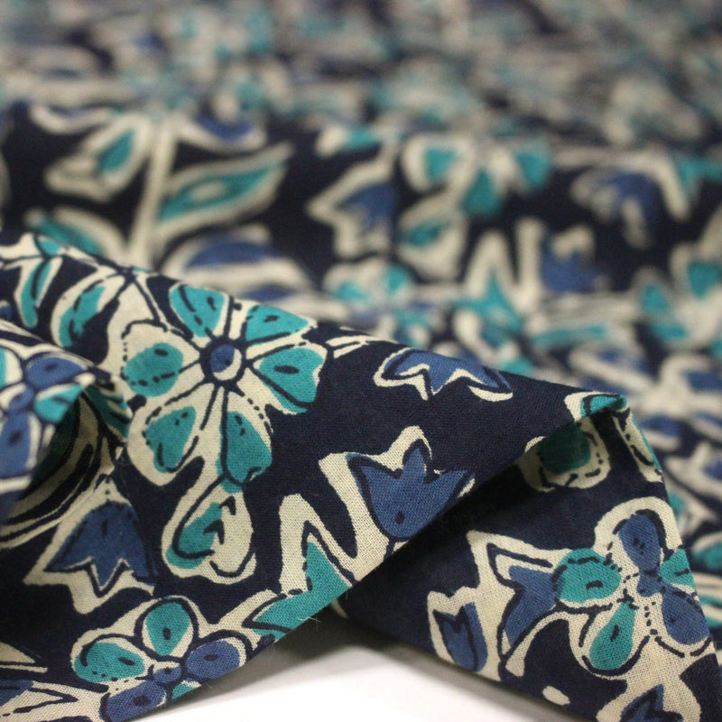 Tissu coton fin imprimé INDIENNES, fleuri traditionnel bleu écru vert, fond bleu marine - STANDARD 100 OEKO - TEX - tissuspipi.com