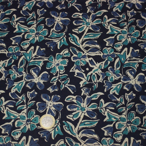 Tissu coton fin imprimé INDIENNES, fleuri traditionnel bleu écru vert, fond bleu marine - STANDARD 100 OEKO - TEX - tissuspipi.com