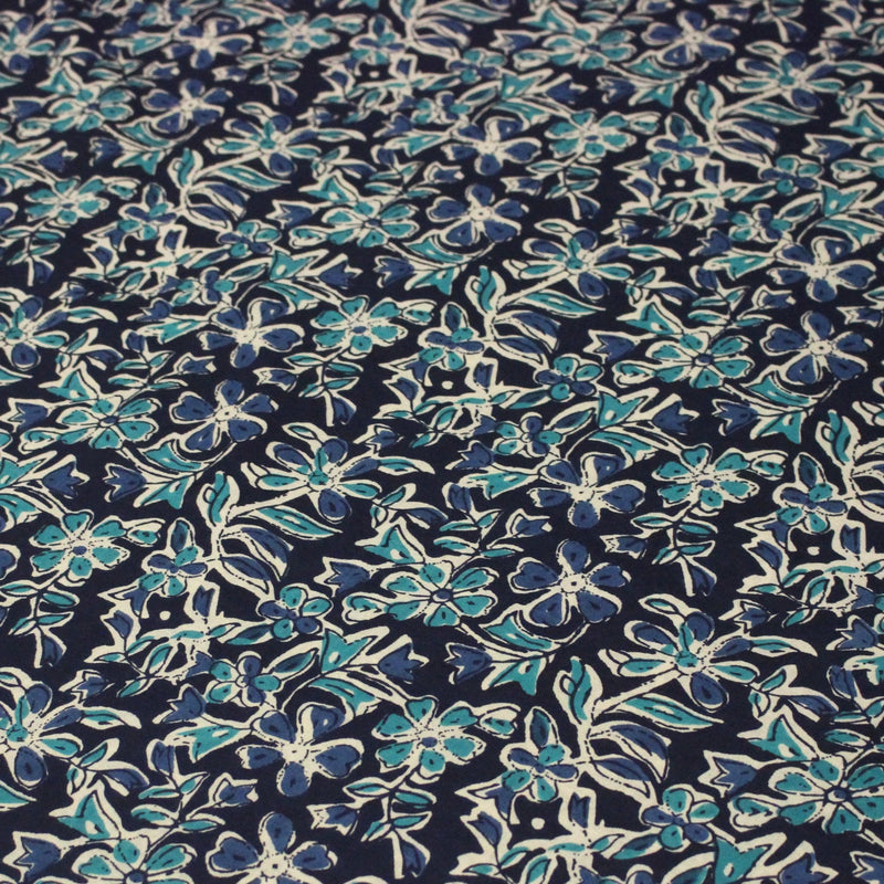 Tissu coton fin imprimé INDIENNES, fleuri traditionnel bleu écru vert, fond bleu marine - STANDARD 100 OEKO - TEX - tissuspipi.com