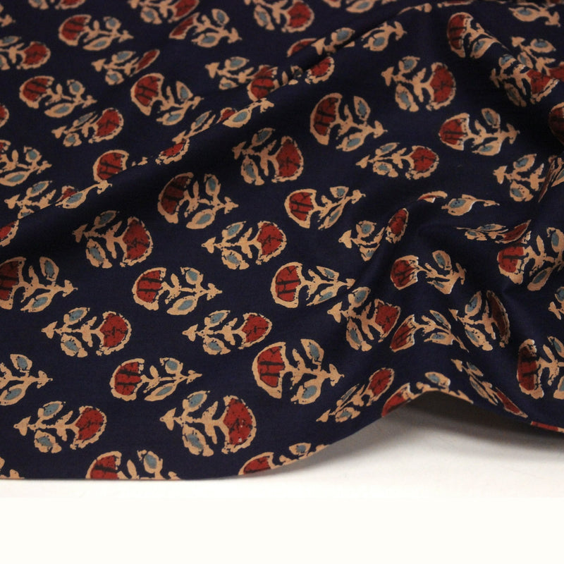 Tissu coton fin imprimé INDIENNES, marine aux fleurs traditionnelles rouge ocre et bleu - STANDARD 100 OEKO - TEX - tissuspipi.com
