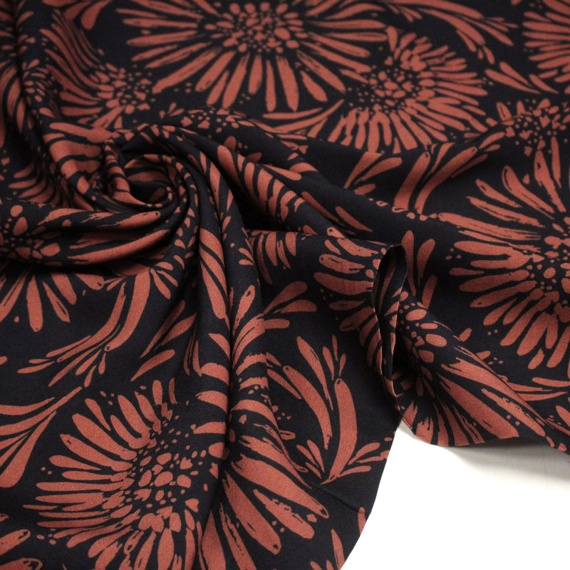 Tissu Viscose fluide noir aux grandes fleurs rouille, AUDREY - STANDARD 100 OEKO - TEX - tissuspipi.com