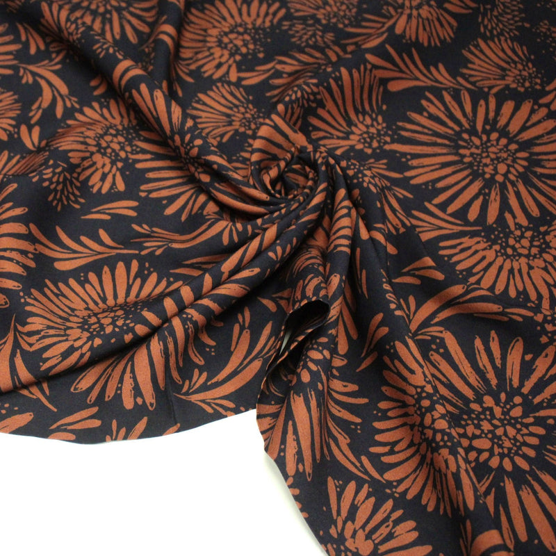 Tissu Viscose fluide noir aux grandes fleurs rouille, AUDREY - STANDARD 100 OEKO - TEX - tissuspipi.com