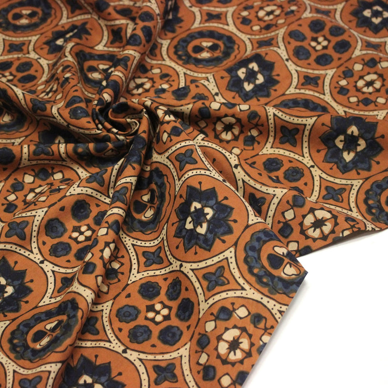 Tissu coton fin imprimé INDIENNES, cercles, fleurs et formes, fond ocre - STANDARD 100 OEKO - TEX - tissuspipi.com