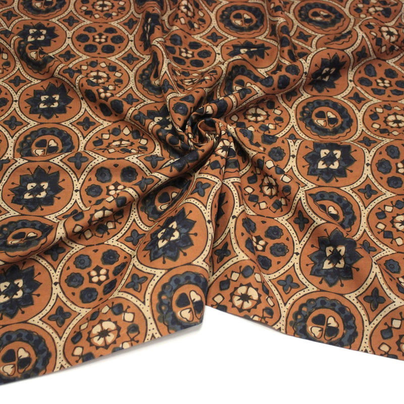 Tissu coton fin imprimé INDIENNES, cercles, fleurs et formes, fond ocre - STANDARD 100 OEKO - TEX - tissuspipi.com