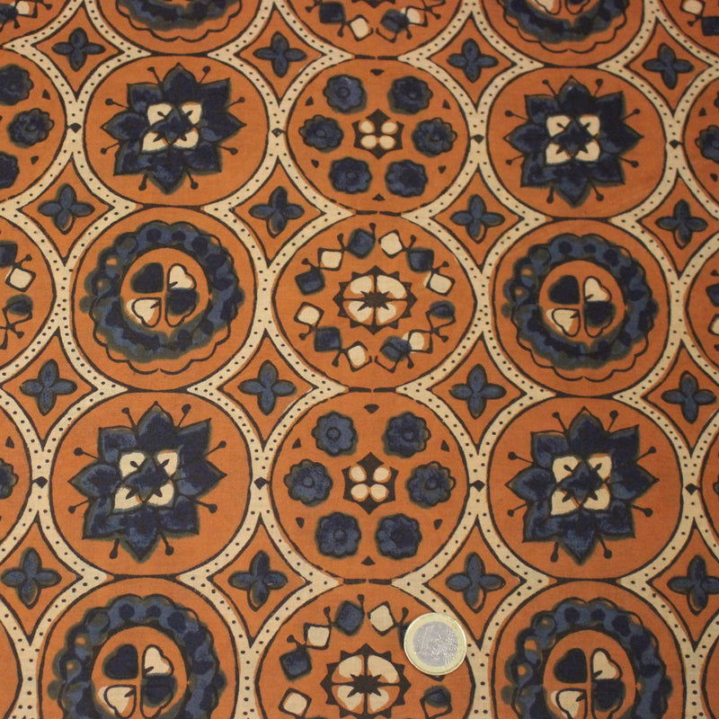 Tissu coton fin imprimé INDIENNES, cercles, fleurs et formes, fond ocre - STANDARD 100 OEKO - TEX - tissuspipi.com