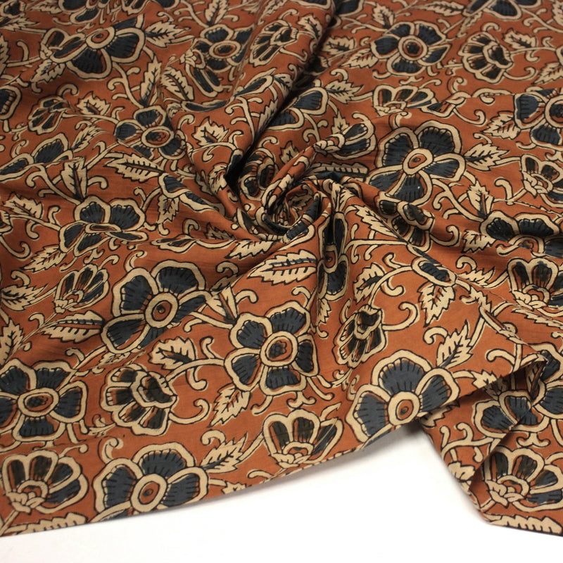 Tissu coton fin imprimé INDIENNES, fleurs bleues et écrues, fond ocre - STANDARD 100 OEKO - TEX - tissuspipi.com